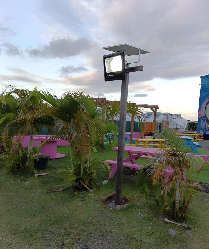 Installation de luminaires solaires extérieurs Guadeloupe